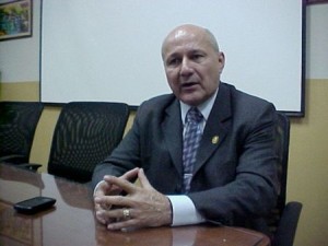 El doctor Adrián Contreras al momento de hacer la convocatoria (Foto: Marlene Otero)