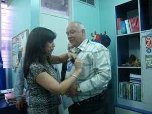 Homenajeado Profesor Omar Contreras Molina con el Botón “Dr. Pedro Rincón Gutiérrez”. (Fotografía María Virginia Vivas)