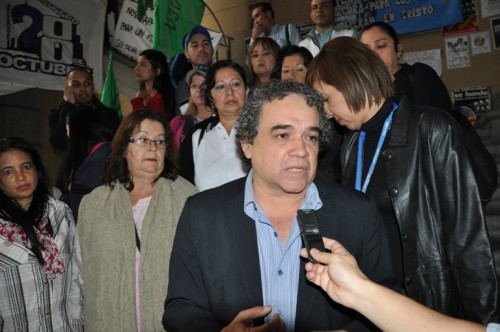 Trabajadores de Daes presentes en el Edificio del Rectorado de la ULA dan su apoyo a los huelguistas por una mejor universidad y un presupuesto justo (Foto Lánder Altuve)