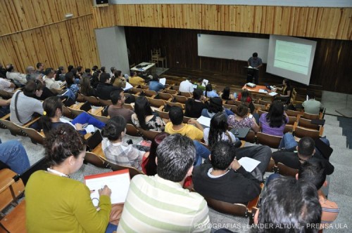 Trabajadores y profesores de la Facultad de Ingeniería se han reunido constantemente para analizar el conflicto universitario, vinculado a la discusión de la convención colectiva. (Foto: Lánder Altuve)