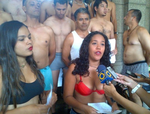 En la entrada del Edificio del Rectorado de la ULA este grupo expresó su punto de vista en cuanto a las protestas pacíficas y creativas.