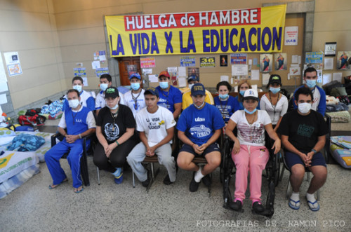 Junior Muñoz, estudiante de Facultad de Ciencias Económicas y Sociales de la ULA, es el quinto estudiante en coser sus labios. (Fotografía: Ramón Pico)