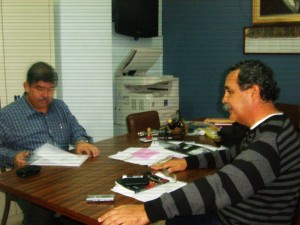 Los profesores Omar Pérez Díaz y Norberto Parada durante la visita a la ULA Táchira. (Foto: Marlene Otero)