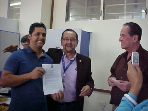 El profesor Aranguren acompañado del vicerrector Alfonso Sánchez  y un miembro del personal obrero al momento de la entrega de decretos. (Foto Marlene Otero)