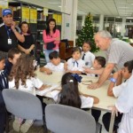 Niños de la E.B. Rafael Antonio Godoy a tienden las explicaciones en el taller programado para ellos. (Fotografía: Roger Herrera)  