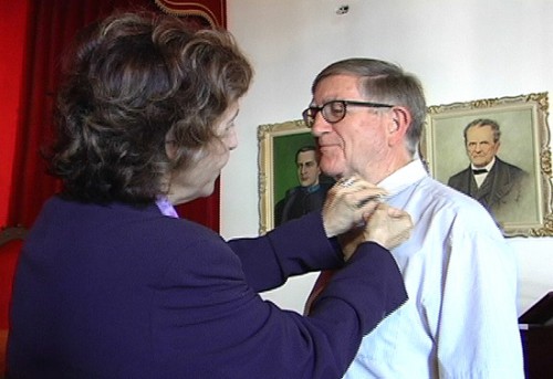 La profesora Patricia Rosenzweig Levy coloca el Botón de la ULA al Dr. David Price. (Foto: Cortesía TV-ULA)