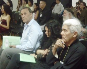 Jimy Yanez, museógrafo del V Seminario BORDES, junto a Paula Sibilia y Víctor Fuenmayor (ángulo derecho), en primera fila del público asistente a la instalación. 