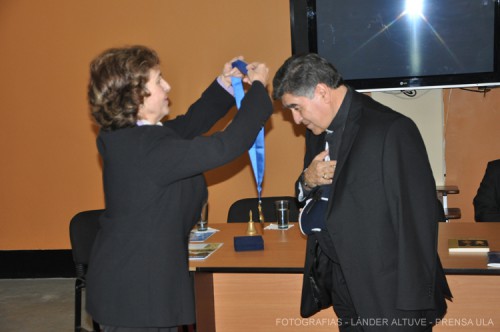 Momento en que la vicerrectora Dra. Patricia Rosenzweig Levy coloca la medalla a Mons. Felipe Arizmendi Esquivel. (Foto: Lánder Altuve)