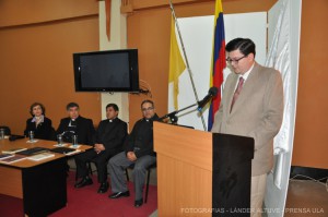 Dr. Ricardo R. Contreras brinda las palabras de salutación en nombre de la ULA. (Foto: Lánder Altuve).