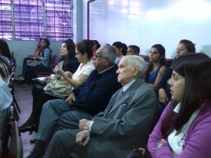 Entre el público y los invitados especiales que asistieron a la conferencia inaugural, estuvo el conocido periodista Germán Carías (al centro de la imagen). Foto: Marlene Otero