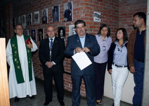Omar Pérez Díaz, Coordinador Administración de la ULA Táchira, junto al Personal Bibliotecario ( Fotografía: María Virginia Vivas Salinas)
