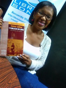 La editora Carmen Verde y su obra "Cómo editar y publicar un libro" (el-nacional.com foto de Wiliam Dumont)