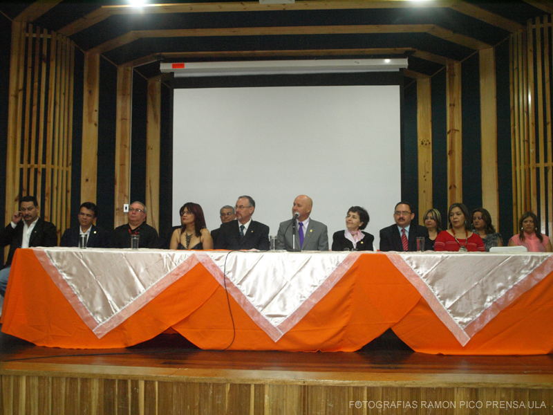 El acto de juramentación contó con la asistencia de las autoridades universitarias, el equipo rectoral, miembros de la comunidad universitaria e invitados internacionales (Foto Ramón Pico)